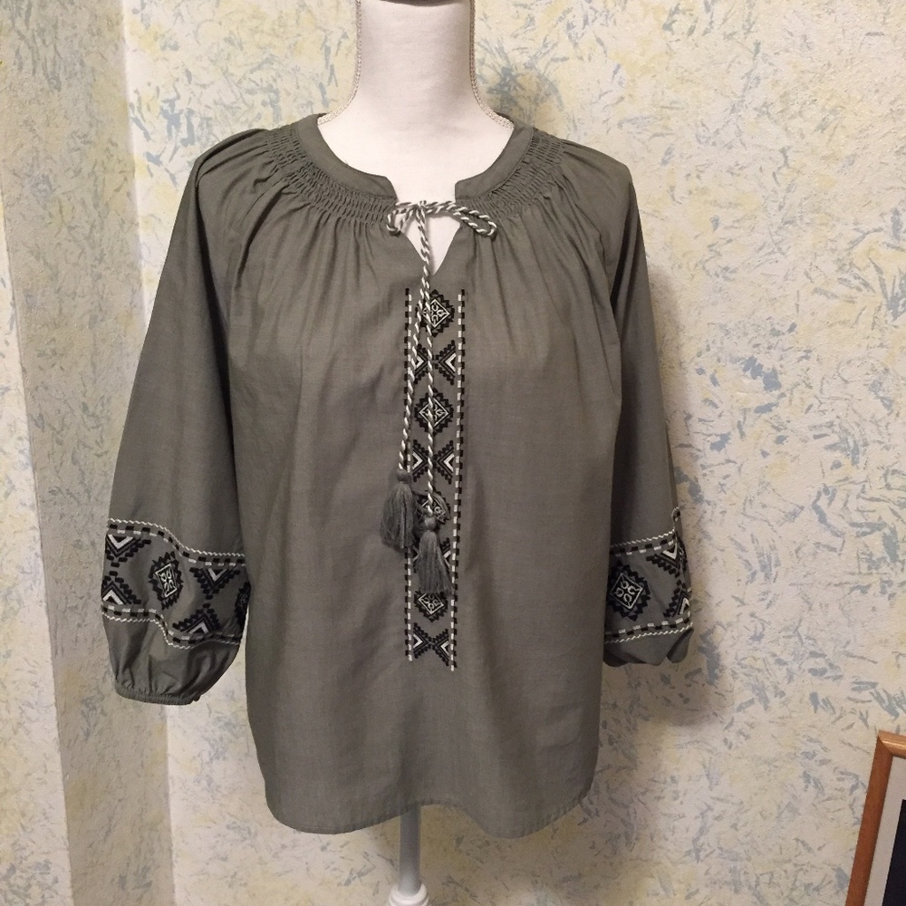Boho Style Green/Gray top. Size Small 3/4 sleeves